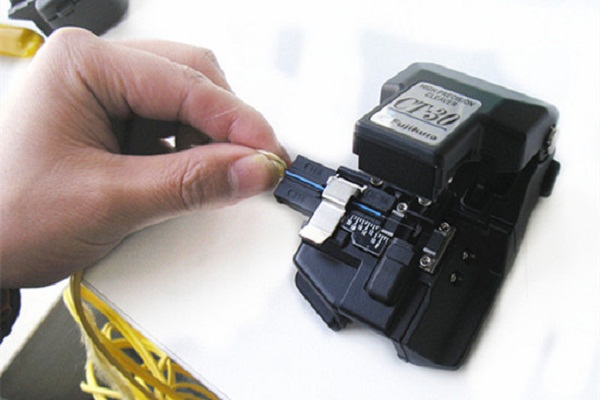 Hướng dẫn hàn cáp quang sử dụng máy cắt sợi quang